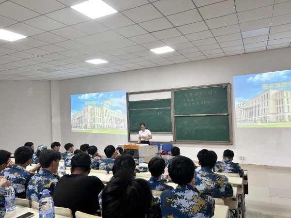 2023新生入馆教育2_副本.jpg 2023新生入馆教育2_副本.jpg