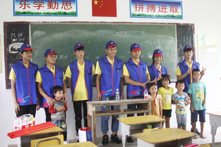 2016102199uu.com
志愿者慰问六角岭小学苗族学生xiaotu.jpg