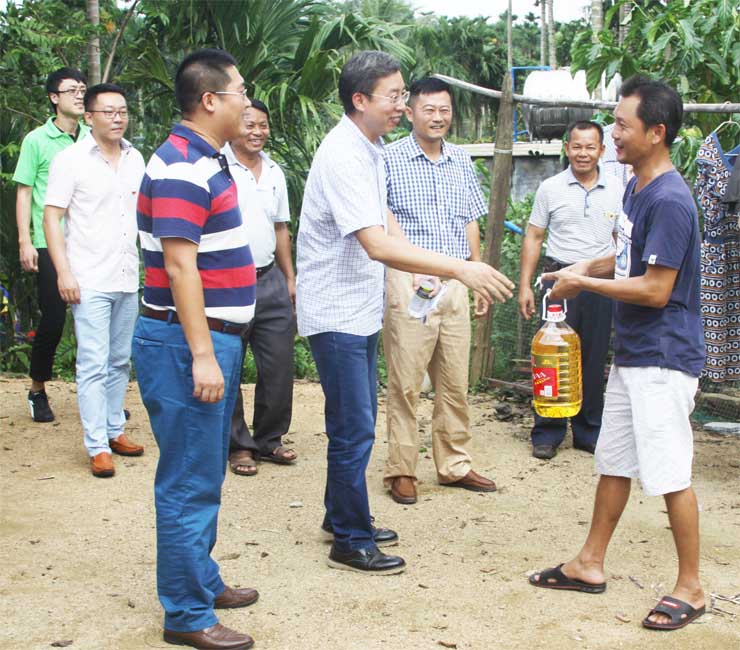 2016102199uu.com
扶贫小组慰问特困难户1 (1)小图.jpg