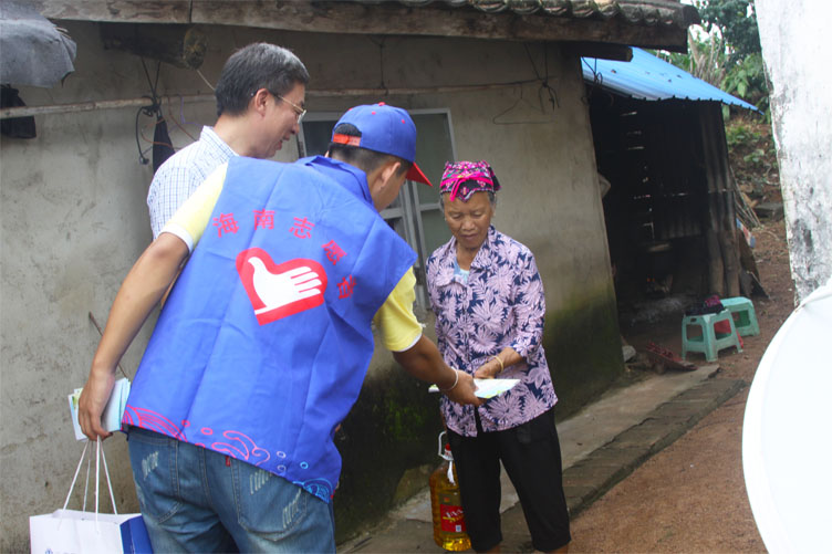 2016102199uu.com
扶贫小组慰问特困难户 (2)xiaotu .jpg