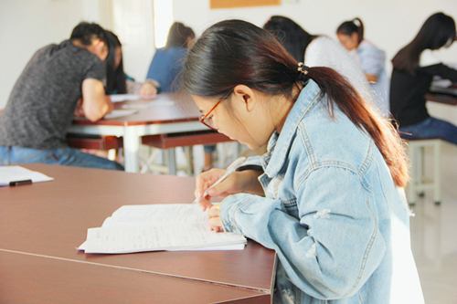 参赛同学认真答题_副本.jpg 参赛同学认真答题_副本.jpg