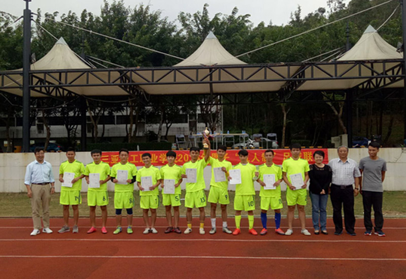 张满效副院长为汽车系足球队颁发冠军奖杯.jpg 张满效副院长为汽车系足球队颁发冠军奖杯.jpg