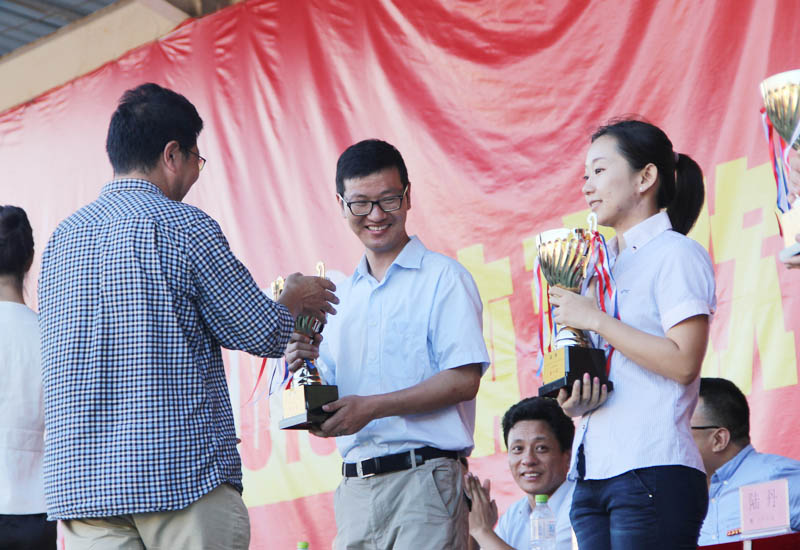 张满效院长为汽车系颁奖.jpg 张满效院长为汽车系颁奖.jpg