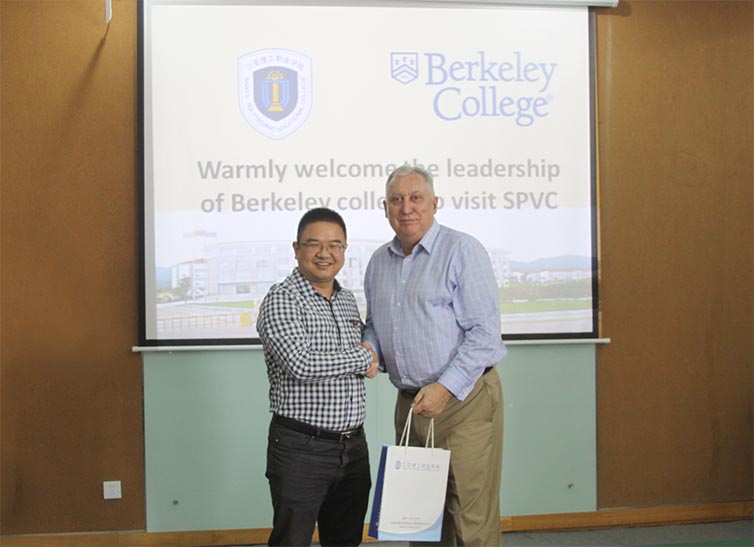 常务副院长贾鹏社与伯克莱学院校董事长合影小图.jpg