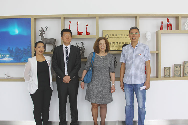 伯克莱学院学术事务副教务长朱迪斯·科恩伯格参观我院汽车实训基地 (1).jpg