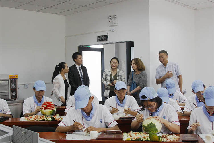 朱迪斯·科恩伯格副教务长观看我院烹饪系学生雕刻作业 (1).jpg