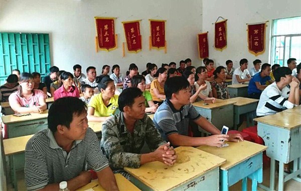 图2 认真听讲的学员.jpg 图2 认真听讲的学员.jpg