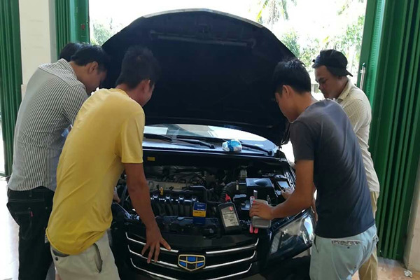 图6村民学习汽车基本构造_副本.jpg 图6村民学习汽车基本构造_副本.jpg