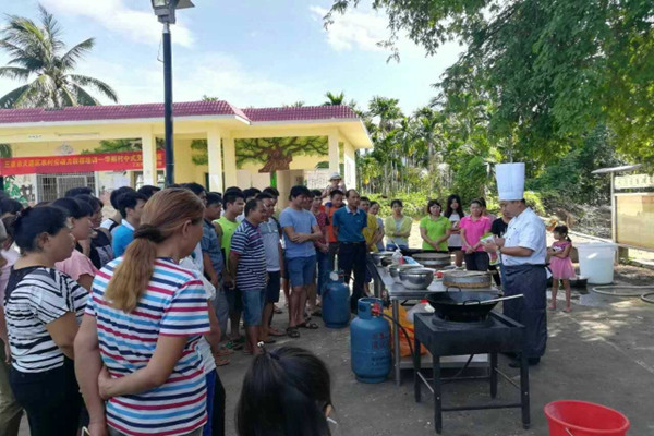 图6烹饪系黄泽老师为村民讲授中式烹调技巧_副本.jpg 图6烹饪系黄泽老师为村民讲授中式烹调技巧_副本.jpg