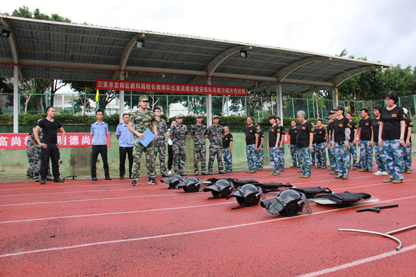 图片4毛备密教官为大家介绍防暴器材种类_副本.jpg 图片4毛备密教官为大家介绍防暴器材种类_副本.jpg