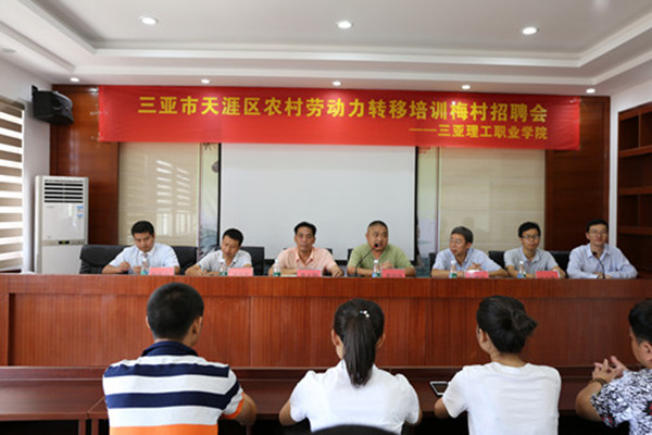 图片1天涯区人社局局长郭宏伟(中)在梅村汽车修理工结业典礼上致辞_副本_副本.jpg 图片1天涯区人社局局长郭宏伟(中)在梅村汽车修理工结业典礼上致辞_副本_副本.jpg