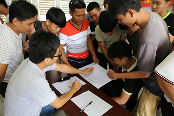 图片4招聘会上村民积极咨询_副本_副本.jpg 图片4招聘会上村民积极咨询_副本_副本.jpg