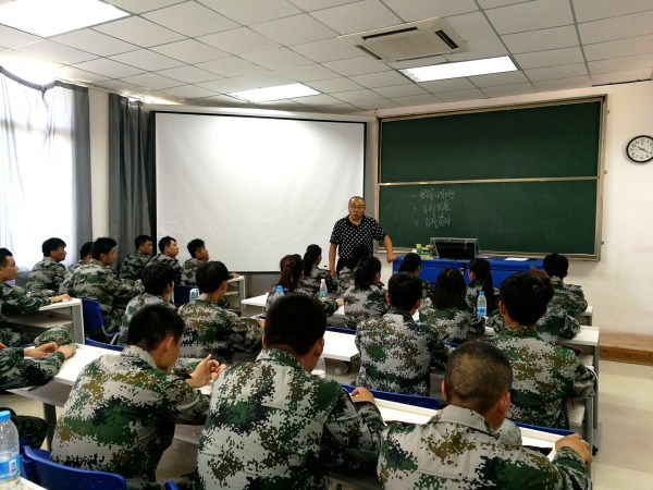 图1 烹饪系副主任董在明在做专业教育.jpg 图1 烹饪系副主任董在明在做专业教育.jpg