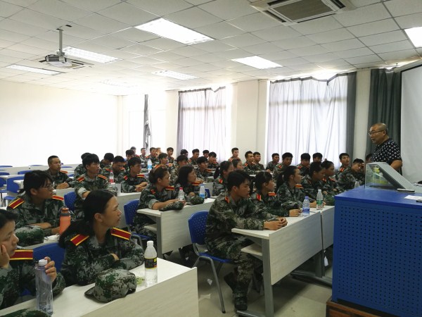 图2认真听讲的新生们.jpg 图2认真听讲的新生们.jpg