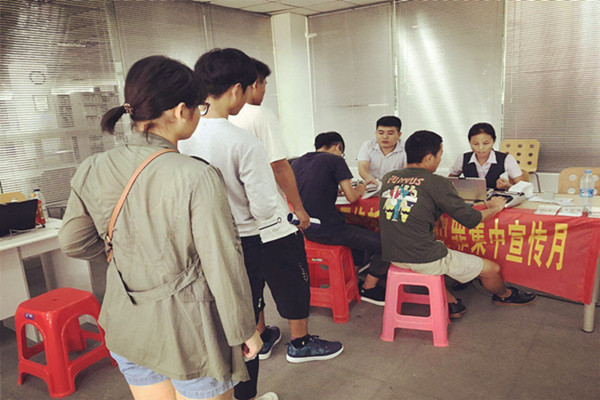 学务中心办卡现场.jpg 学务中心办卡现场.jpg