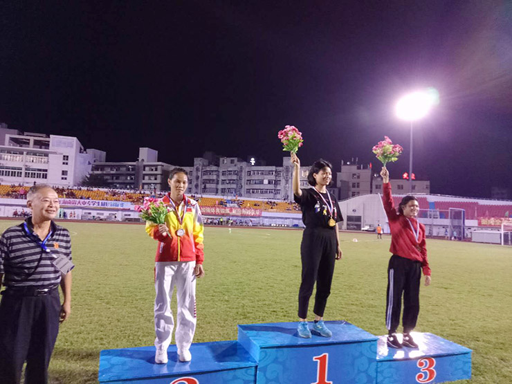 肖水平教授为获奖运动员颁奖(王少娅左一)x.jpg 肖水平教授为获奖运动员颁奖(王少娅左一)x.jpg