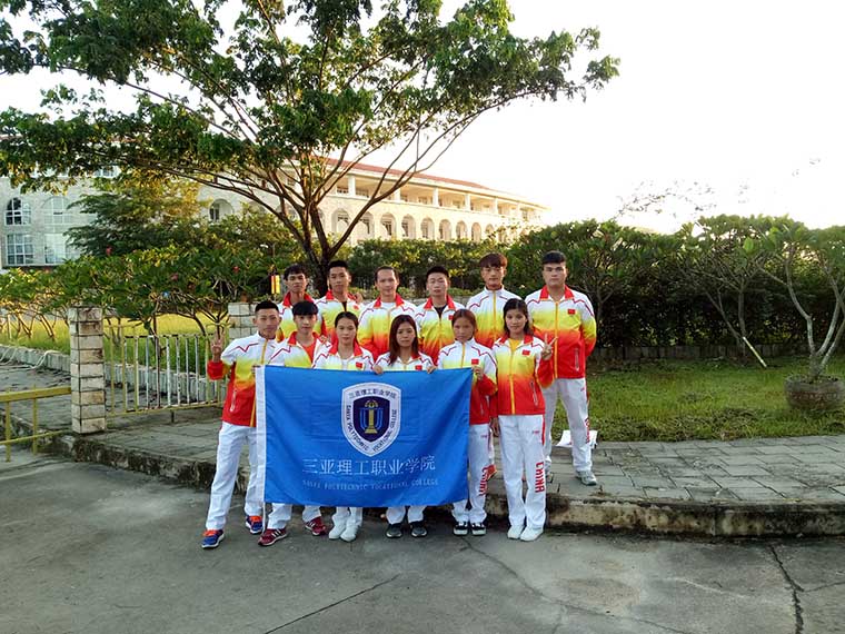 比赛出发前合影x.jpg 比赛出发前合影x.jpg