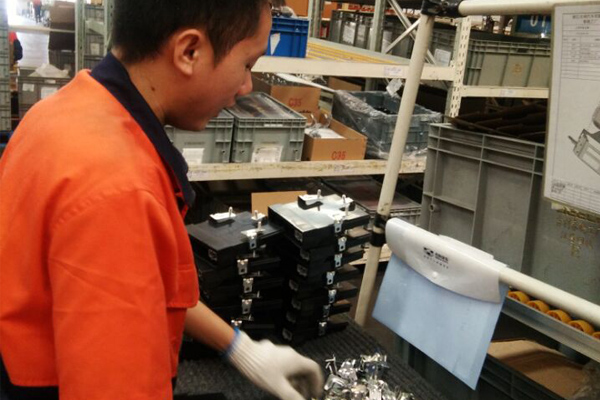 周运蒋同学在工作中.jpg 周运蒋同学在工作中.jpg