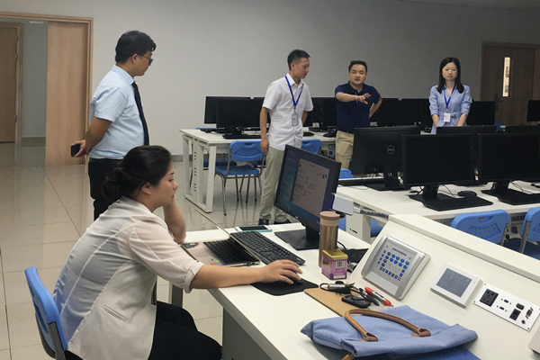 王老师讲解实验室使用情况_副本.jpg 王老师讲解实验室使用情况_副本.jpg