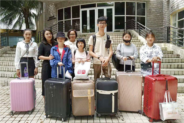 经济管理系教师与首批赴阿罗哈实习生临行合影_副本.jpg 经济管理系教师与首批赴阿罗哈实习生临行合影_副本.jpg