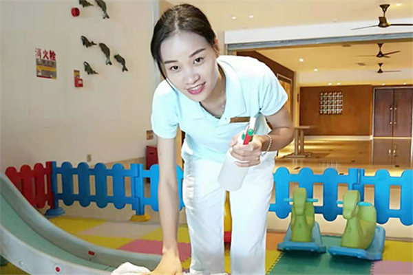 阿罗哈团队康乐部实习生郭孔霞_副本.jpg 阿罗哈团队康乐部实习生郭孔霞_副本.jpg