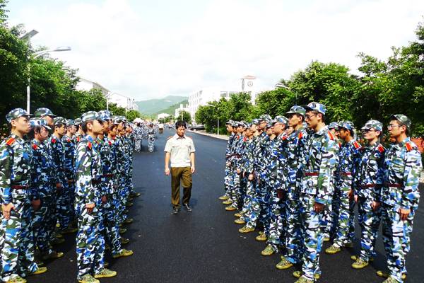 我校军训现场