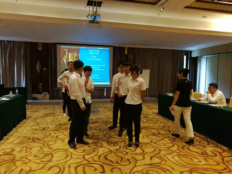 同学们积极参与宿舍拓展游戏_副本.jpg 同学们积极参与宿舍拓展游戏_副本.jpg