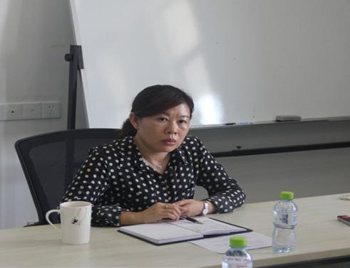 欧阳莉院长助理正听取汇报.jpg 欧阳莉院长助理正听取汇报.jpg