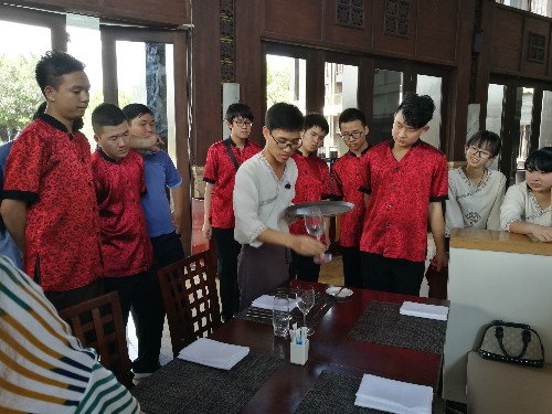 C:\Documents and Settings\Administrator\桌面\西餐摆台的教学_副本.jpg