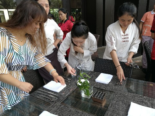 C:\Documents and Settings\Administrator\桌面\西餐摆台练习2_副本.jpg