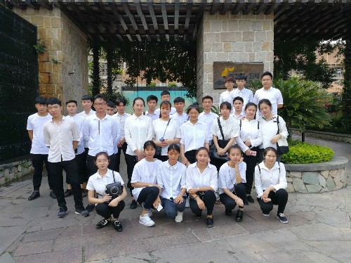 C:\Documents and Settings\Administrator\桌面\“五号别墅精英班”课后合影_副本.jpg