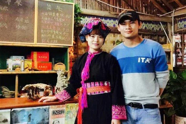 �? 王飞与店内工作人员合影_副本.jpg