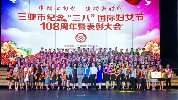 获奖合影.jpg 获奖合影.jpg