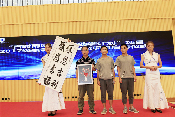 9 ����ʱ�ꡱѧ�����ͼ��ŵ��ֹ�����_����.jpg