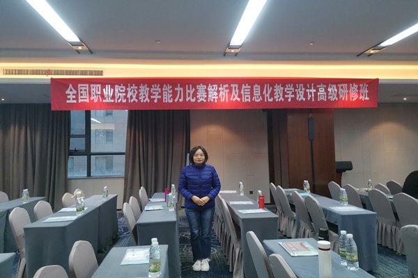 ͼƬ3 ����ϵרҵ��ʦ�������ѵ���ֳ�_����.jpg