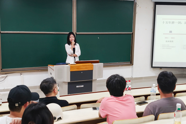 8.招聘会照片.jpg