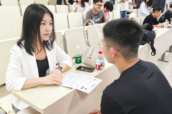 05.招聘会照片.jpg