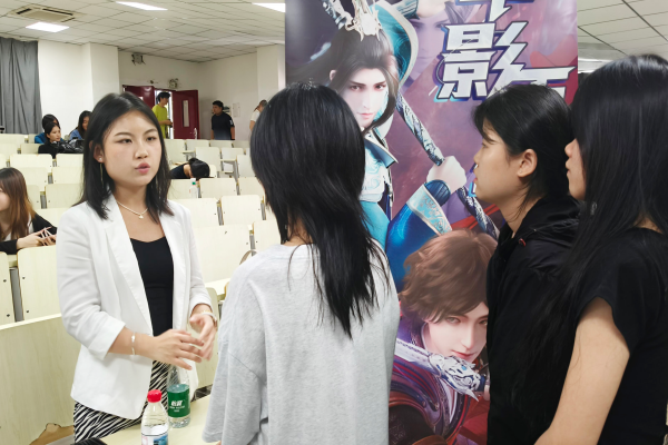 6.招聘会照片.jpg