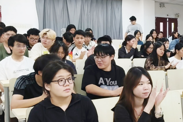7.招聘会照片.jpg
